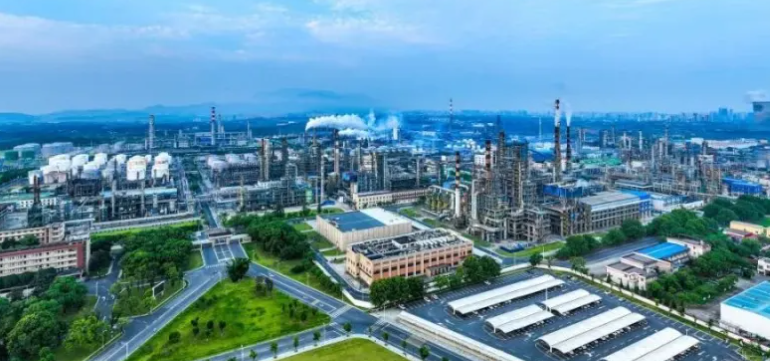 2025年泳池胶膜行业技术升级方向：从材料革新到施工工艺的全面解析